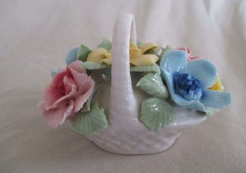 DELICATE AND BEAUTIFUL - VINTAGE SHAFFORD, JAPAN POSY BASKET (DAMAGE TO ONE PETAL)