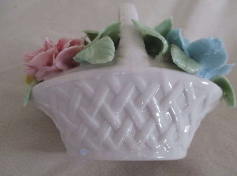 DELICATE AND BEAUTIFUL - VINTAGE SHAFFORD, JAPAN POSY BASKET (DAMAGE TO ONE PETAL)