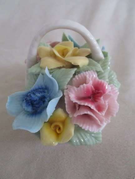 DELICATE AND BEAUTIFUL - VINTAGE SHAFFORD, JAPAN POSY BASKET (DAMAGE TO ONE PETAL)