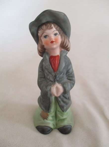 A BEAUTIFUL VINTAGE  FIGURINE OF A YOUNG GIRL
