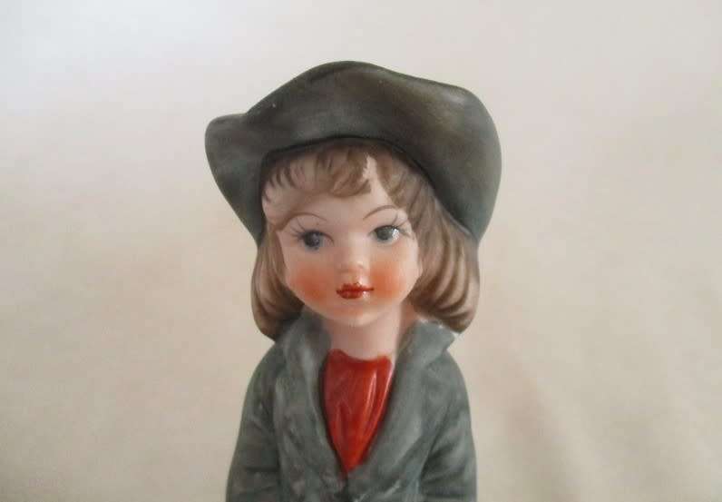 A BEAUTIFUL VINTAGE  FIGURINE OF A YOUNG GIRL