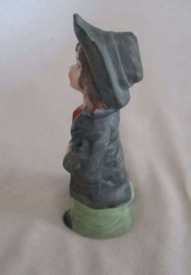 A BEAUTIFUL VINTAGE  FIGURINE OF A YOUNG GIRL