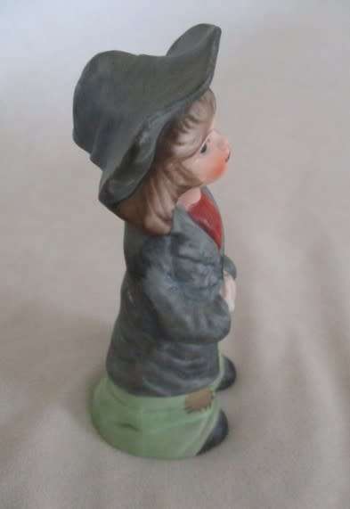 A BEAUTIFUL VINTAGE  FIGURINE OF A YOUNG GIRL