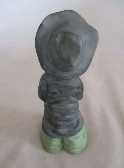 A BEAUTIFUL VINTAGE  FIGURINE OF A YOUNG GIRL