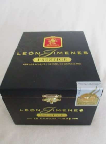 AN ELEGANT WOODEN LEON JIMENES CIGAR BOX FOR THE COLLECTOR