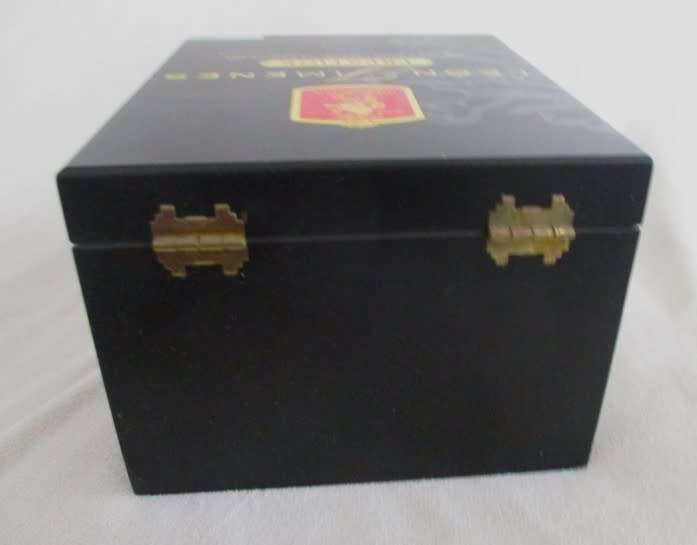 AN ELEGANT WOODEN LEON JIMENES CIGAR BOX FOR THE COLLECTOR