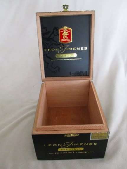 AN ELEGANT WOODEN LEON JIMENES CIGAR BOX FOR THE COLLECTOR