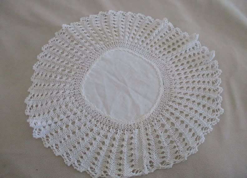 VINTAGE ROUND  CLOTH WITH WIDE HAND CROCHETED BORDER