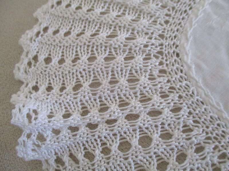 VINTAGE ROUND  CLOTH WITH WIDE HAND CROCHETED BORDER