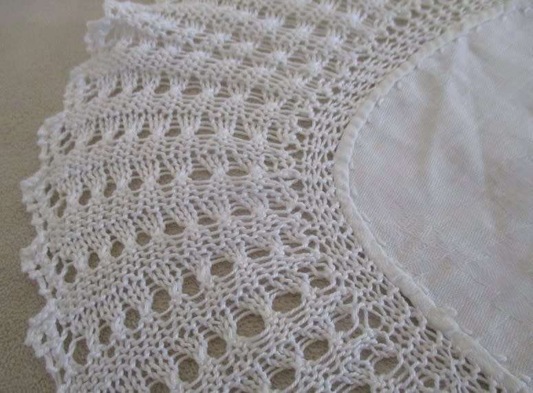 VINTAGE ROUND  CLOTH WITH WIDE HAND CROCHETED BORDER