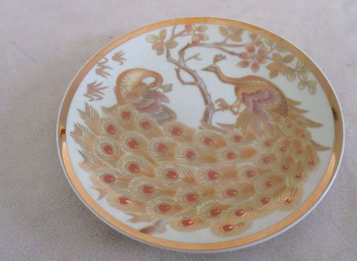 STUNNING GOLD GILT DISPLAY PLATE OF PEACOCKS - MADE IN JAPAN