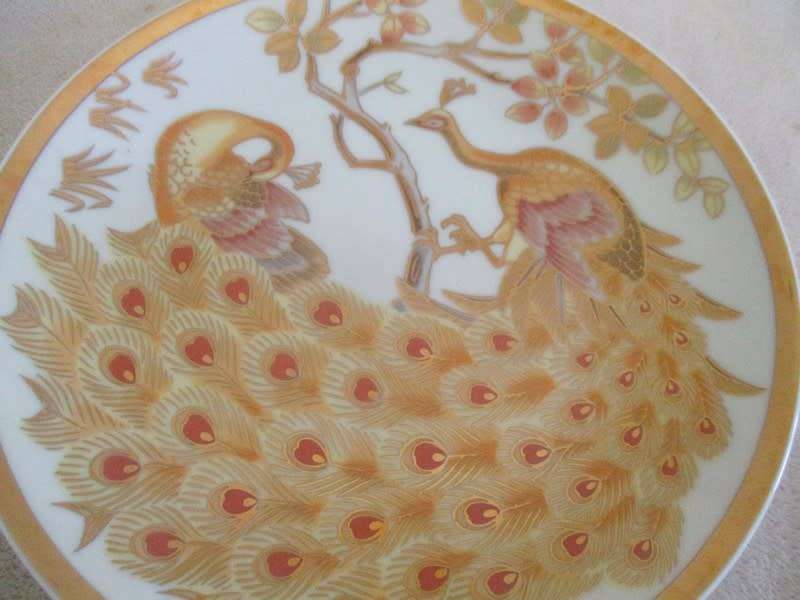 STUNNING GOLD GILT DISPLAY PLATE OF PEACOCKS - MADE IN JAPAN