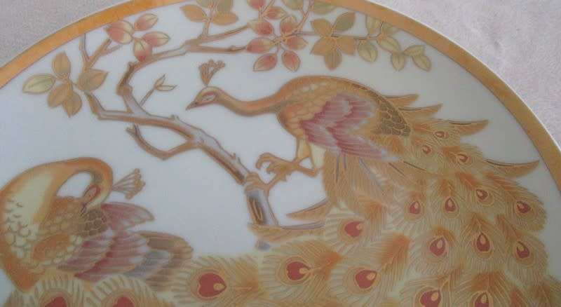 STUNNING GOLD GILT DISPLAY PLATE OF PEACOCKS - MADE IN JAPAN