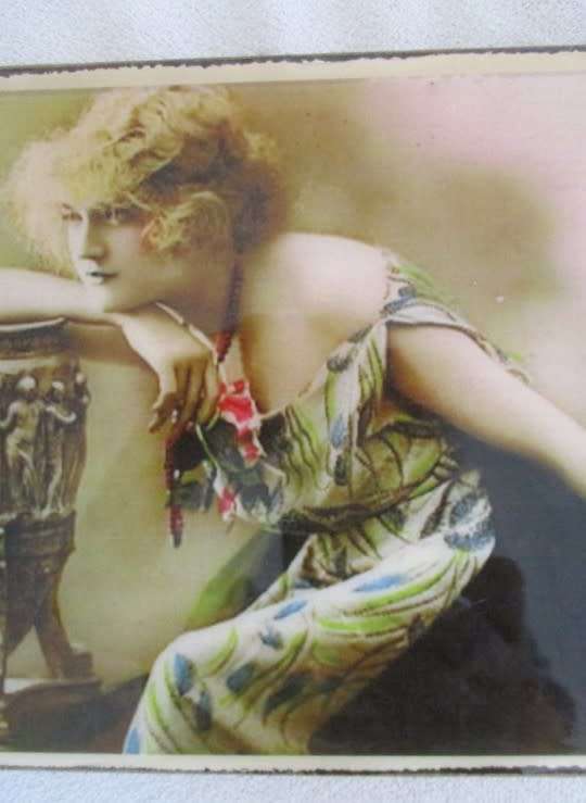 PURE NOSTALGIA - QUALITY WOODEN WALL PLAQUE OF LADY FROM DAYS GONE BY