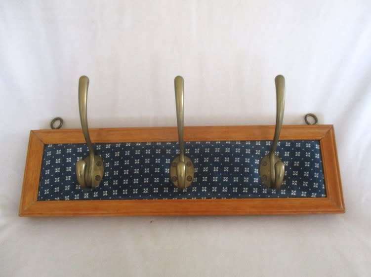 BEAUTIFUL WOOD, STURDY BIGGIE BEST STYLE HAT/COAT/TOWEL WITH LARGE SOLID BRASS HOOKS
