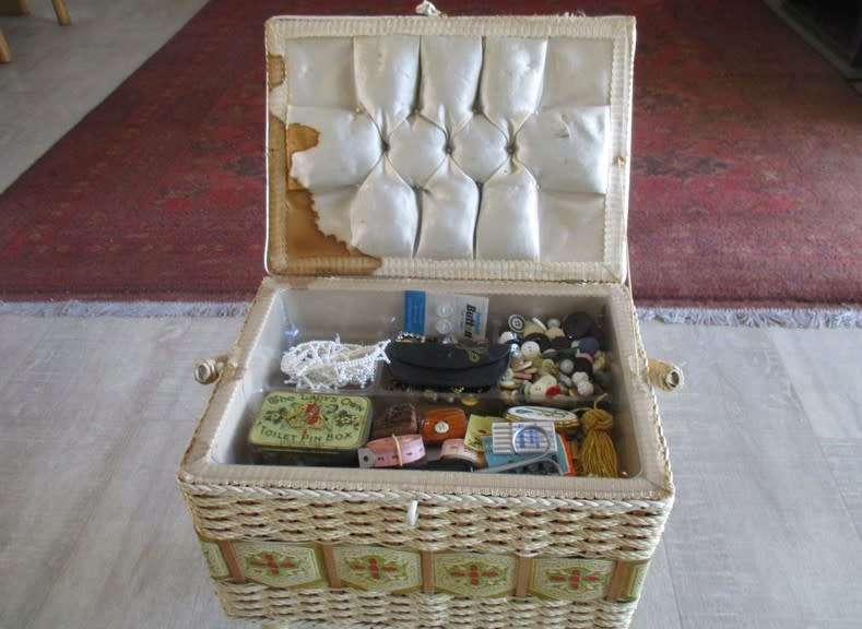 JUST AWESOME!!  VINTAGE SEWING BASKET ON REMOVEABLE FEET/LEGS - PACKED WITH VINTAGE SEWING GOODIES!