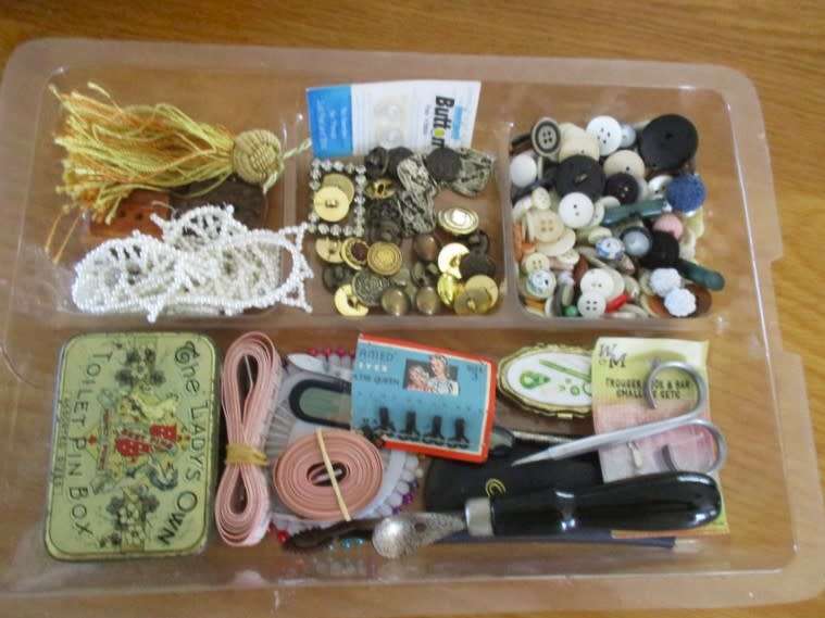 JUST AWESOME!!  VINTAGE SEWING BASKET ON REMOVEABLE FEET/LEGS - PACKED WITH VINTAGE SEWING GOODIES!