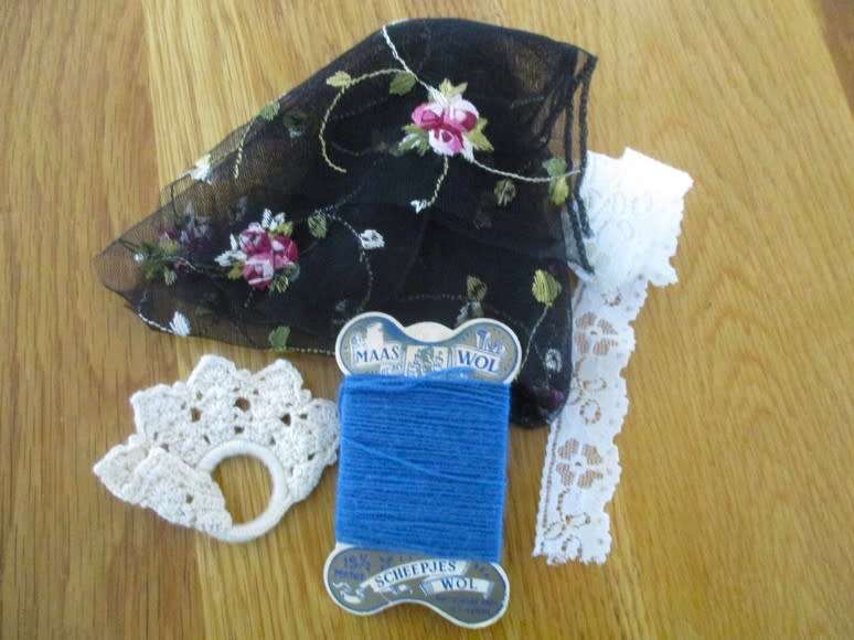 JUST AWESOME!!  VINTAGE SEWING BASKET ON REMOVEABLE FEET/LEGS - PACKED WITH VINTAGE SEWING GOODIES!