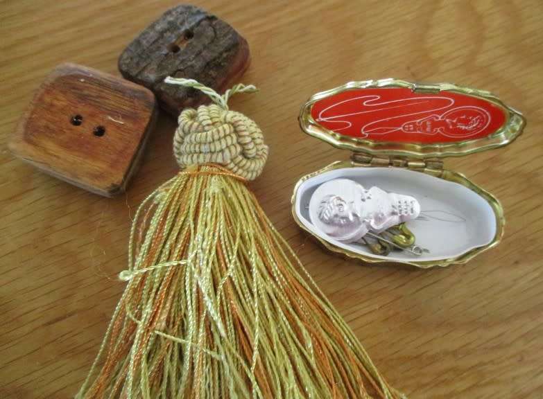 JUST AWESOME!!  VINTAGE SEWING BASKET ON REMOVEABLE FEET/LEGS - PACKED WITH VINTAGE SEWING GOODIES!