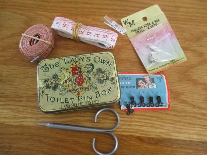 JUST AWESOME!!  VINTAGE SEWING BASKET ON REMOVEABLE FEET/LEGS - PACKED WITH VINTAGE SEWING GOODIES!