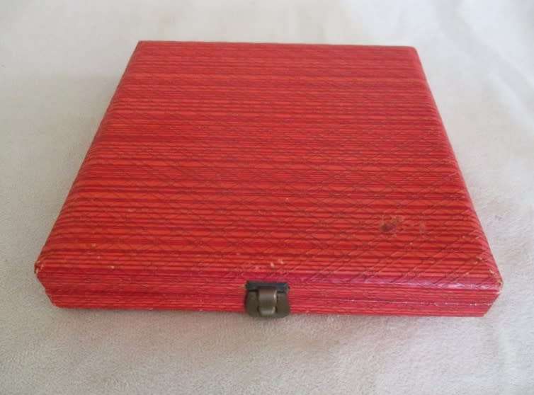 A SET OF SIX QUALITY WIN-EL-WARE PLACEMATS IN ORIGINAL CANISTER