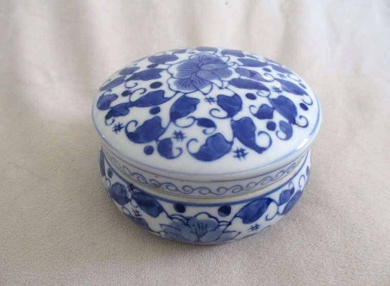 A NICE-SIZED GENUINE MING BLUE LIDDED TRINKET BOX