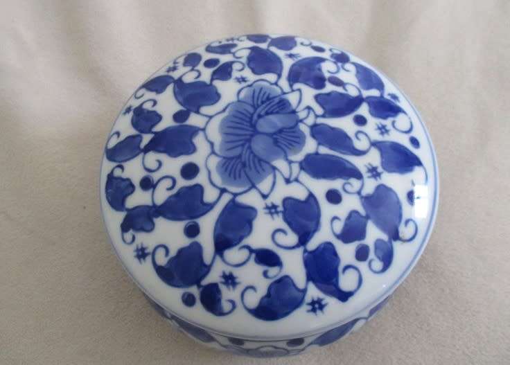 A NICE-SIZED GENUINE MING BLUE LIDDED TRINKET BOX