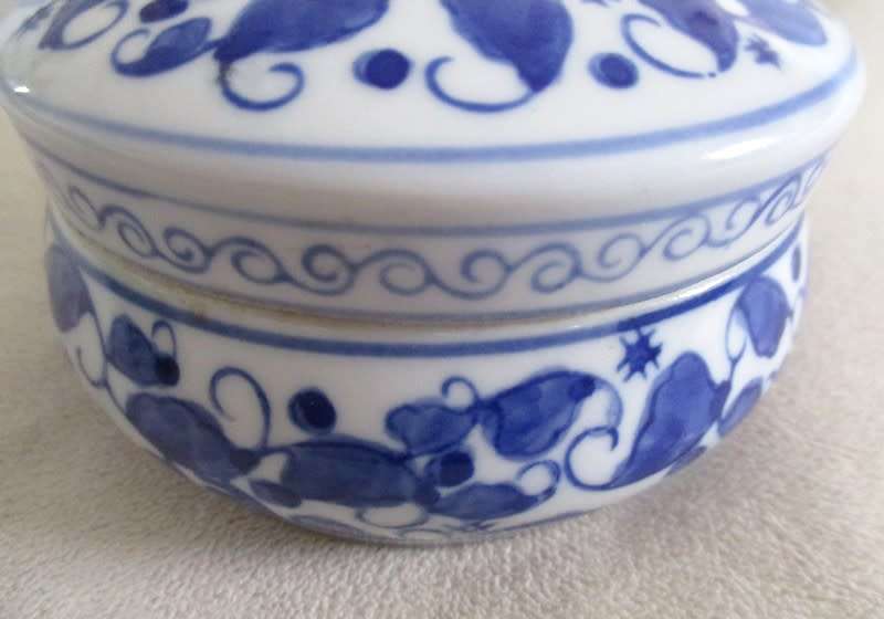 A NICE-SIZED GENUINE MING BLUE LIDDED TRINKET BOX