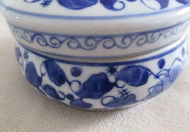 A NICE-SIZED GENUINE MING BLUE LIDDED TRINKET BOX