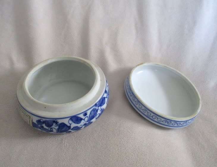 A NICE-SIZED GENUINE MING BLUE LIDDED TRINKET BOX