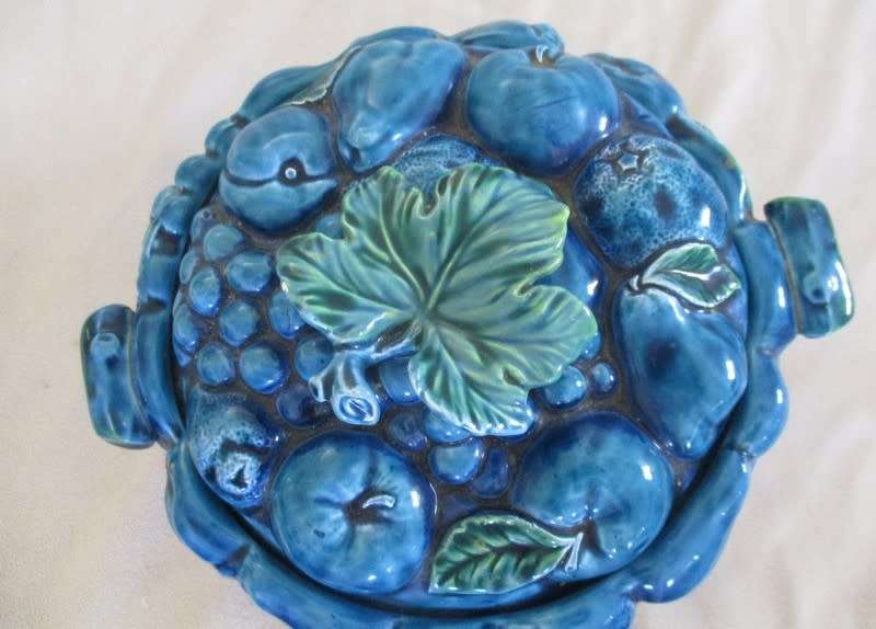 VINTAGE 1960`s INARCO, JAPAN MAJOLICA LIDDED FRUIT SCULPTURE DISH IN BEAUTIFUL MOOD INDIGO BLUE