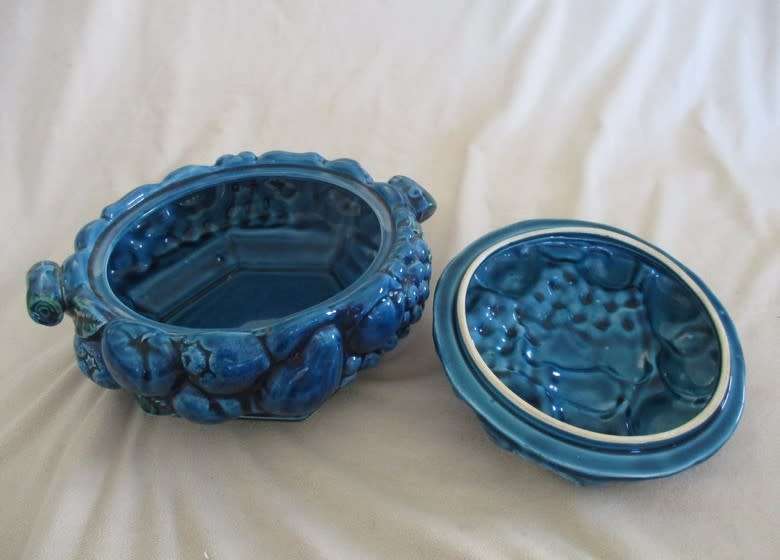 VINTAGE 1960`s INARCO, JAPAN MAJOLICA LIDDED FRUIT SCULPTURE DISH IN BEAUTIFUL MOOD INDIGO BLUE