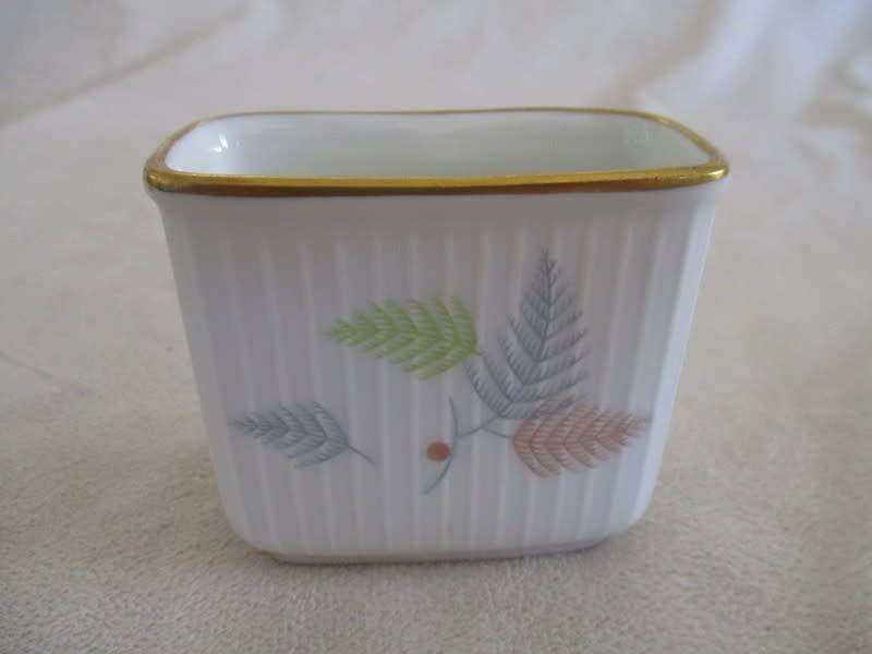 COLLECTABLE THOMAS ROSENTHAL, GERMANY PORCELAIN TOOTHPICK HOLDER