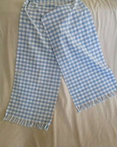 A VINTAGE, OLD FASHIONED WELL MADE BLUE AND WHITE CHECK RUNNER