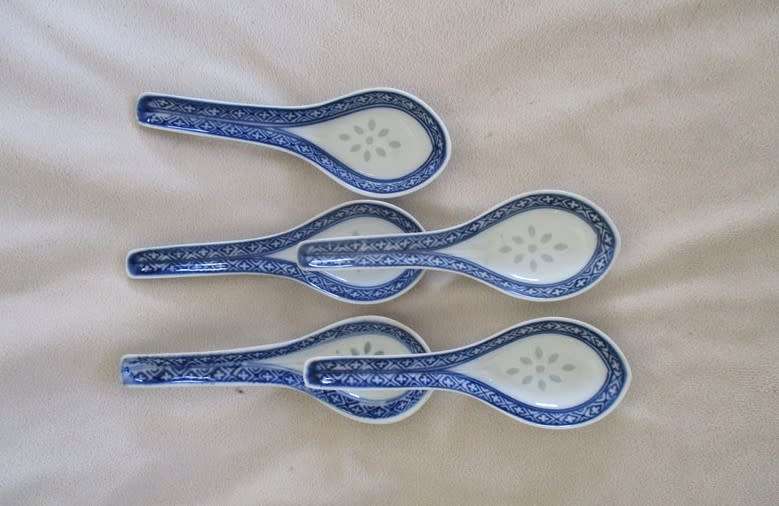 FIVE BLUE AND WHITE RICE GRAIN PATTERN CHINESE SPOONS FOR ONE PRICE