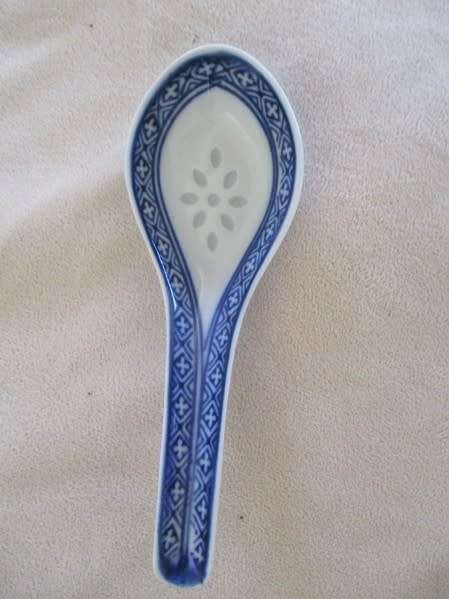 FIVE BLUE AND WHITE RICE GRAIN PATTERN CHINESE SPOONS FOR ONE PRICE