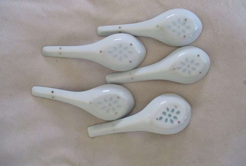 FIVE BLUE AND WHITE RICE GRAIN PATTERN CHINESE SPOONS FOR ONE PRICE