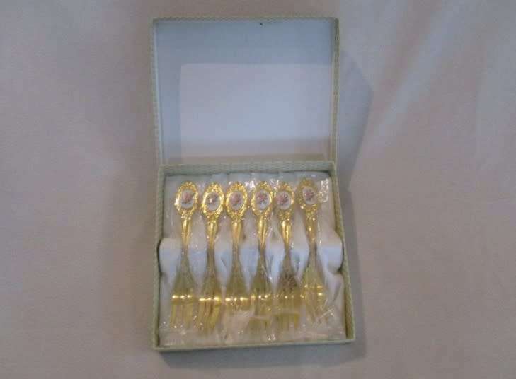 Six Eetrite 24ct gold plated Royal Albert Cake forks in box- Moss Rose - excellent condition