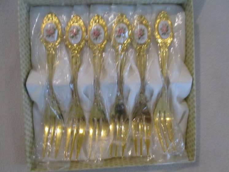 Six Eetrite 24ct gold plated Royal Albert Cake forks in box- Moss Rose - excellent condition