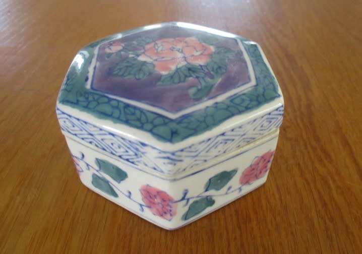 Vintage Chinese lidded porcelain hexagonal trinket dish with floral design - signed