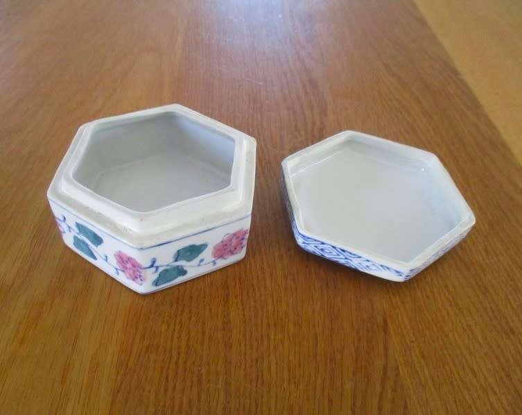 Vintage Chinese lidded porcelain hexagonal trinket dish with floral design - signed