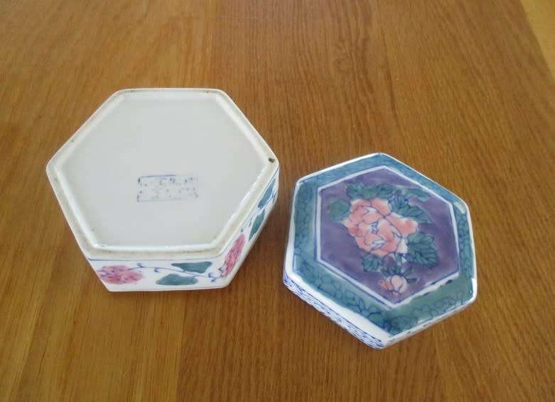 Vintage Chinese lidded porcelain hexagonal trinket dish with floral design - signed