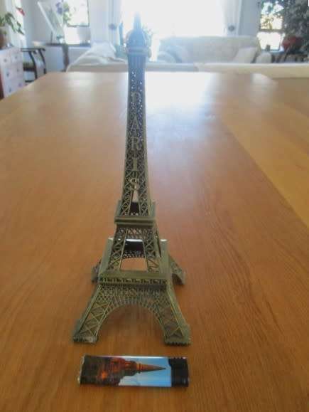 Nice sized metal Paris Eiffel Tower in great condition