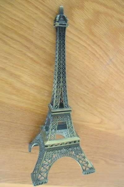 Nice sized metal Paris Eiffel Tower in great condition