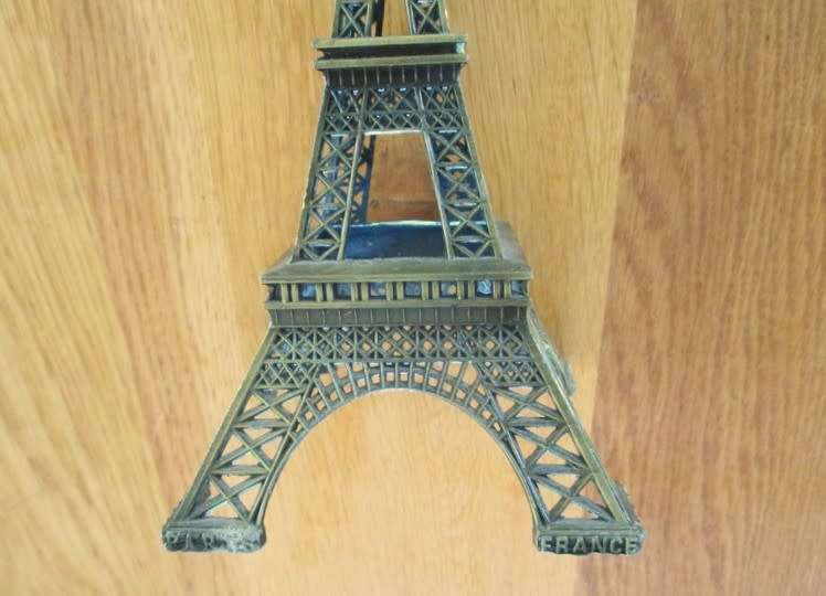 Nice sized metal Paris Eiffel Tower in great condition