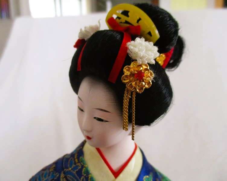 A very beautiful larger vintage Japanese geisha doll in exquisite outfit