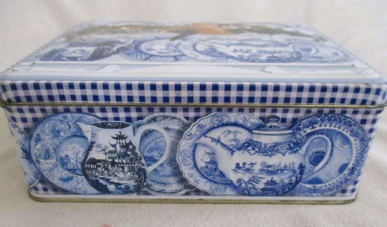 Tin - Cute kitties sleeping on the China shelf - disaster on its way!!
