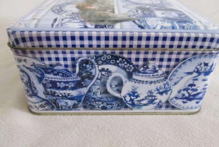 Tin - Cute kitties sleeping on the China shelf - disaster on its way!!