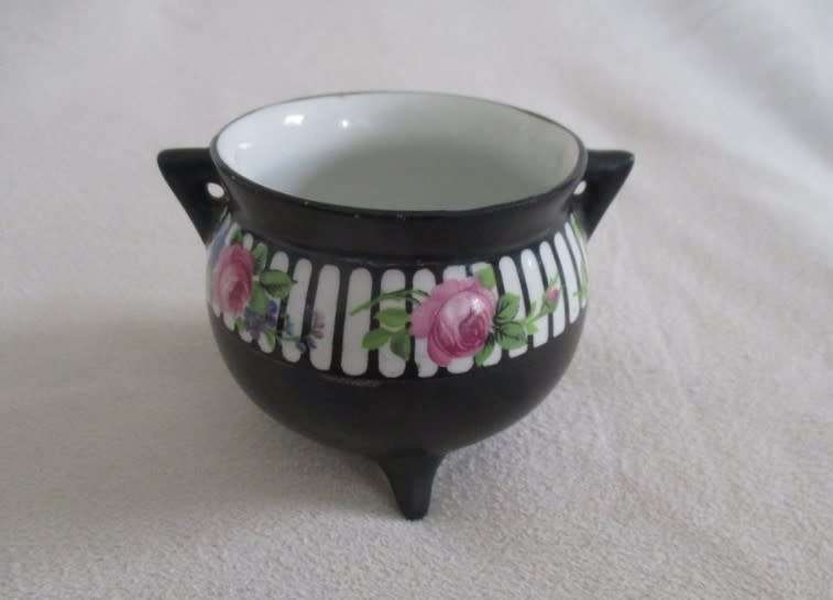 Just a pretty little `whatnot` pot with pretty pink roses