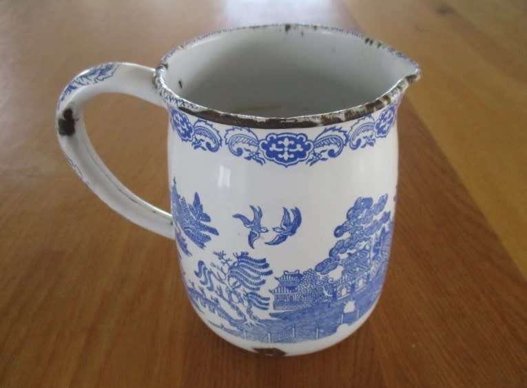 Out of Grandma`s Attic - vintage/antique willow pattern enamel jug for your cut flowers
